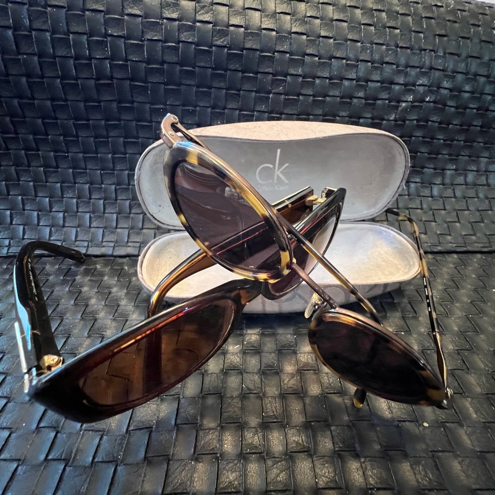 🤑2 Pair Calvin Klein Sunglass Frames and Calvin Klein Storage Case